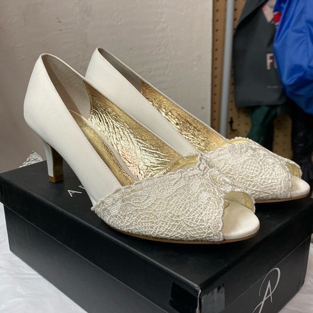 BNIB Adrianna Papell Jude Ivory Satin 7.5W